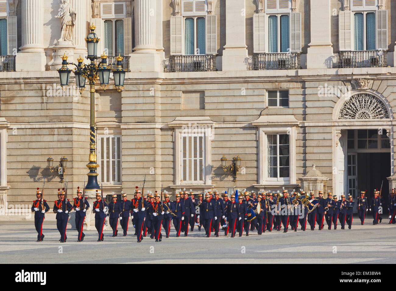 Le Palais Royal avec des soldats de la Garde royale en uniforme