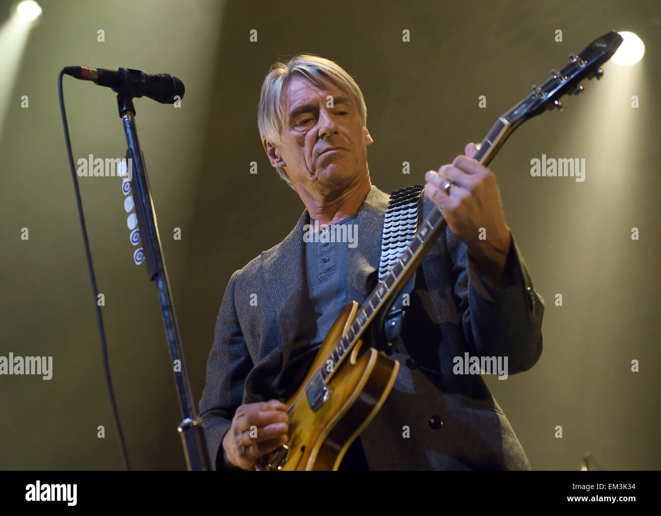 Berlin, Allemagne. Apr 15, 2015. La chanteuse britannique Paul Weller est sur scène dans l'Admiralspalast de Berlin, Allemagne, 15 avril 2015. Photo : BRITTA PEDERSEN/dpa/Alamy Live News Banque D'Images