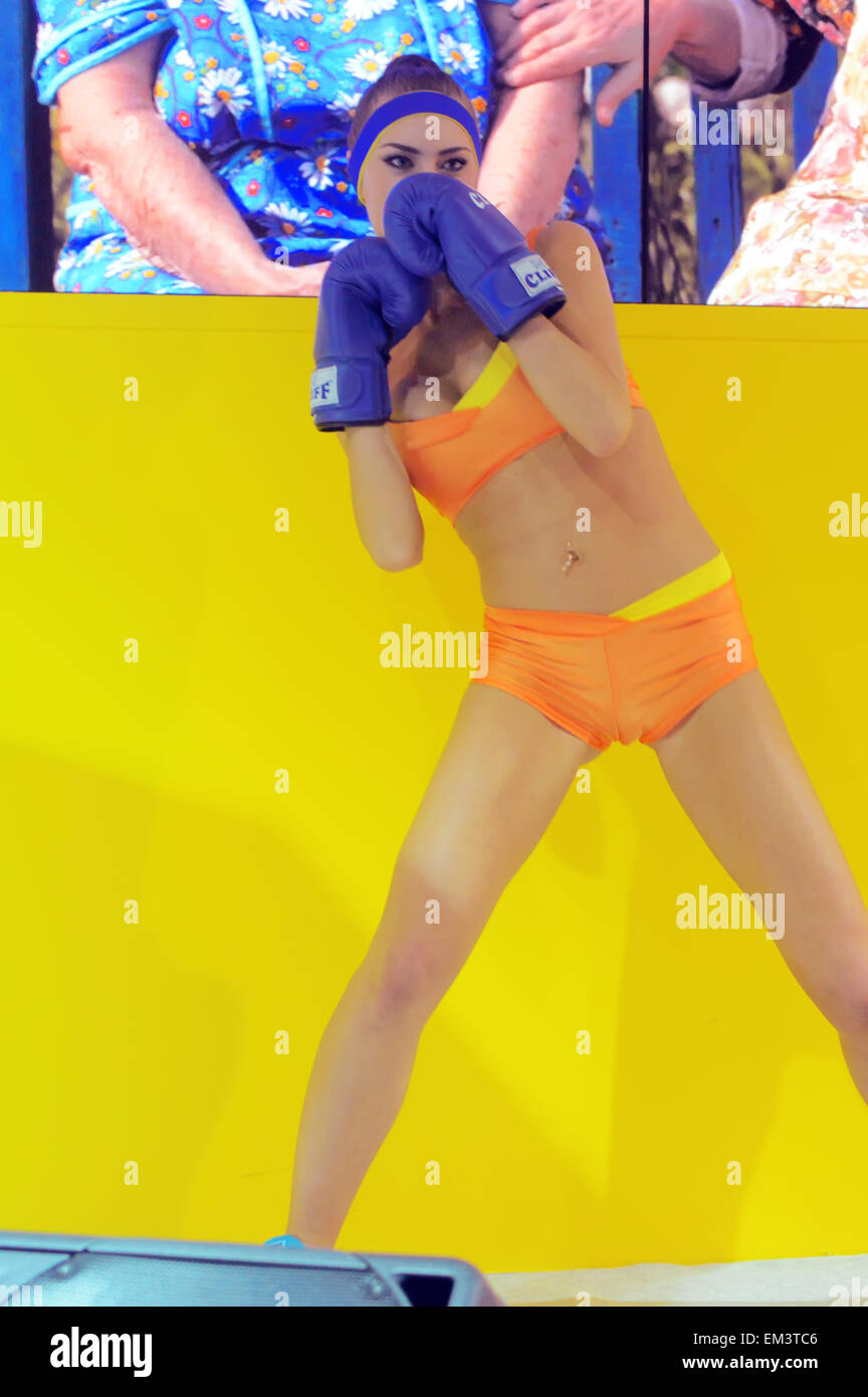 Expo photo 2015. Moscou girl model posing dans un bikini jaune Boxing Banque D'Images