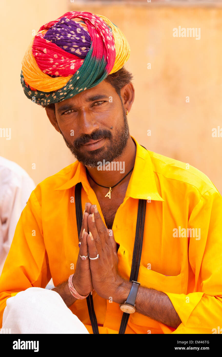Un homme avec un turban coloré donnant Bonjour ; Jaipur Rajasthan Inde Banque D'Images