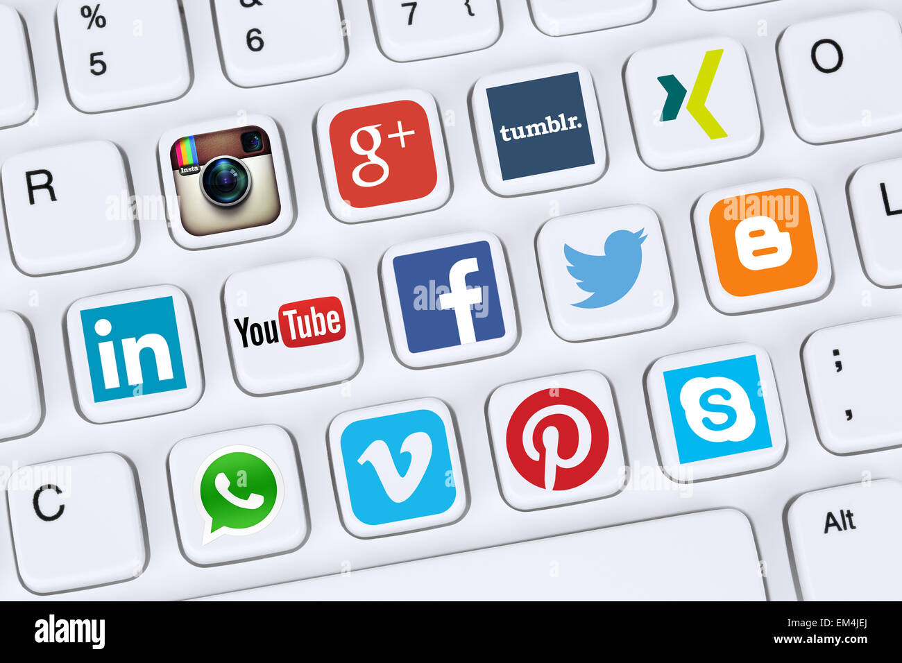 Berlin, Allemagne - 7 Avril, 2015 : Collection de logos de réseaux sociaux comme Facebook, YouTube, Twitter, Xing, et Whatsapp Banque D'Images