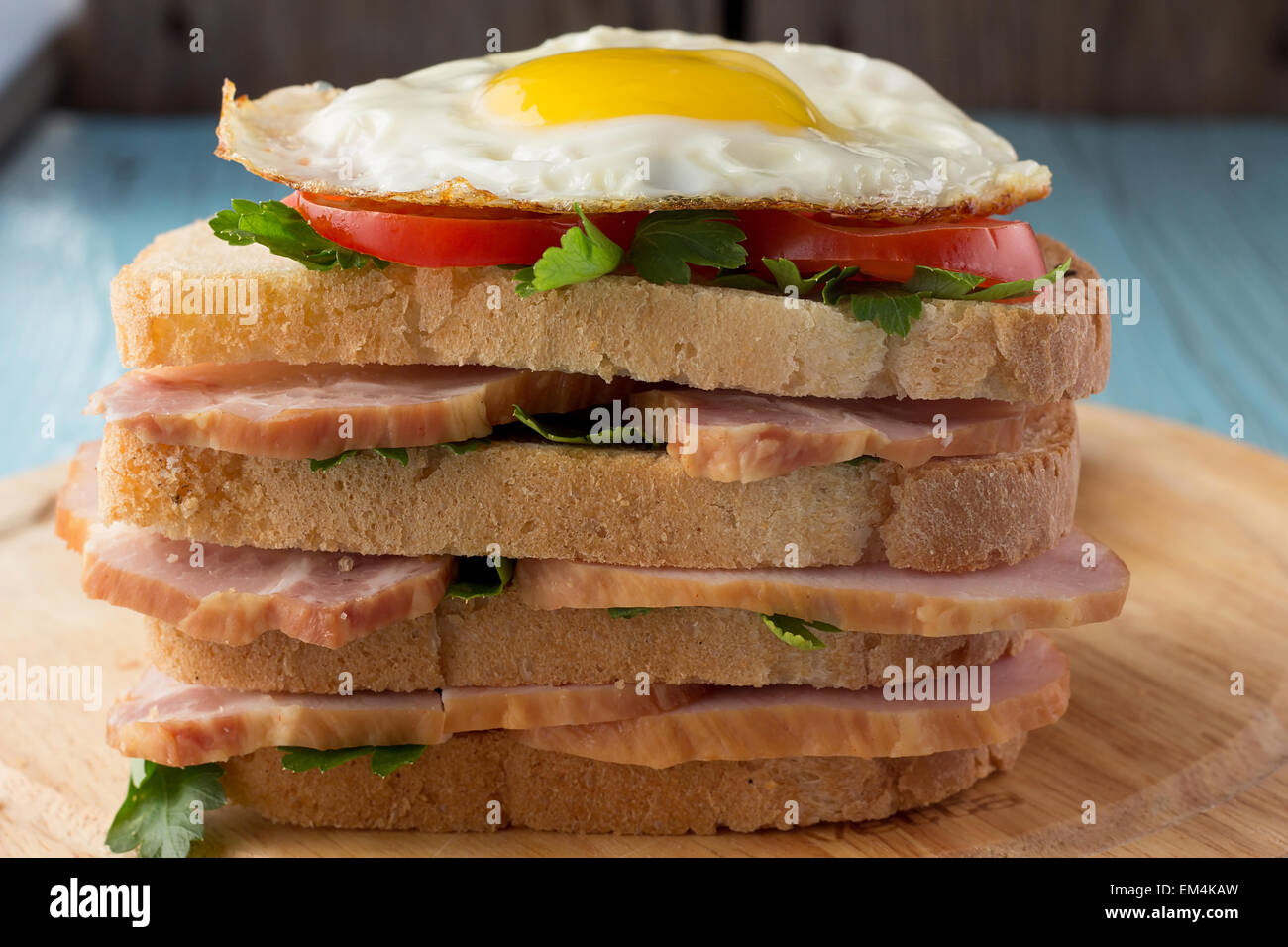 Sandwich au porc fumé, tomate et œuf frit'horizontale Banque D'Images