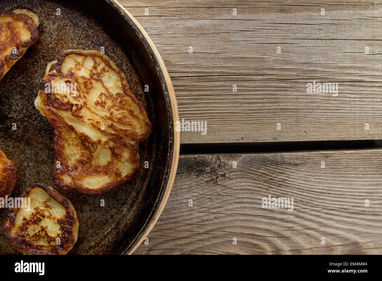 Coup de poêle à crêpes table rustique gauche Banque D'Images