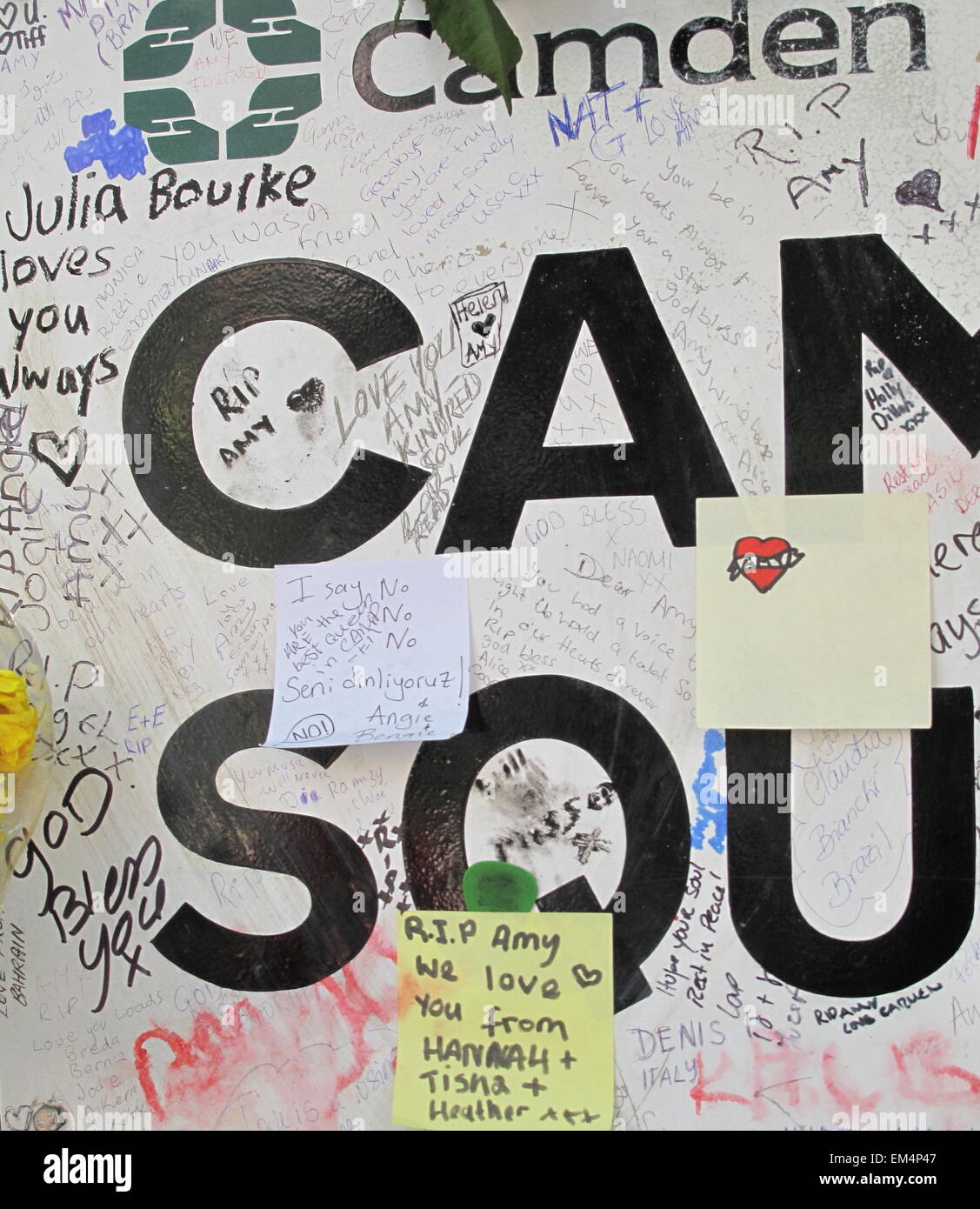 Hommages à Amy Winehouse après sa mort par ses fans à l'extérieur de son domicile de Camden Londres en juillet 2011 Banque D'Images