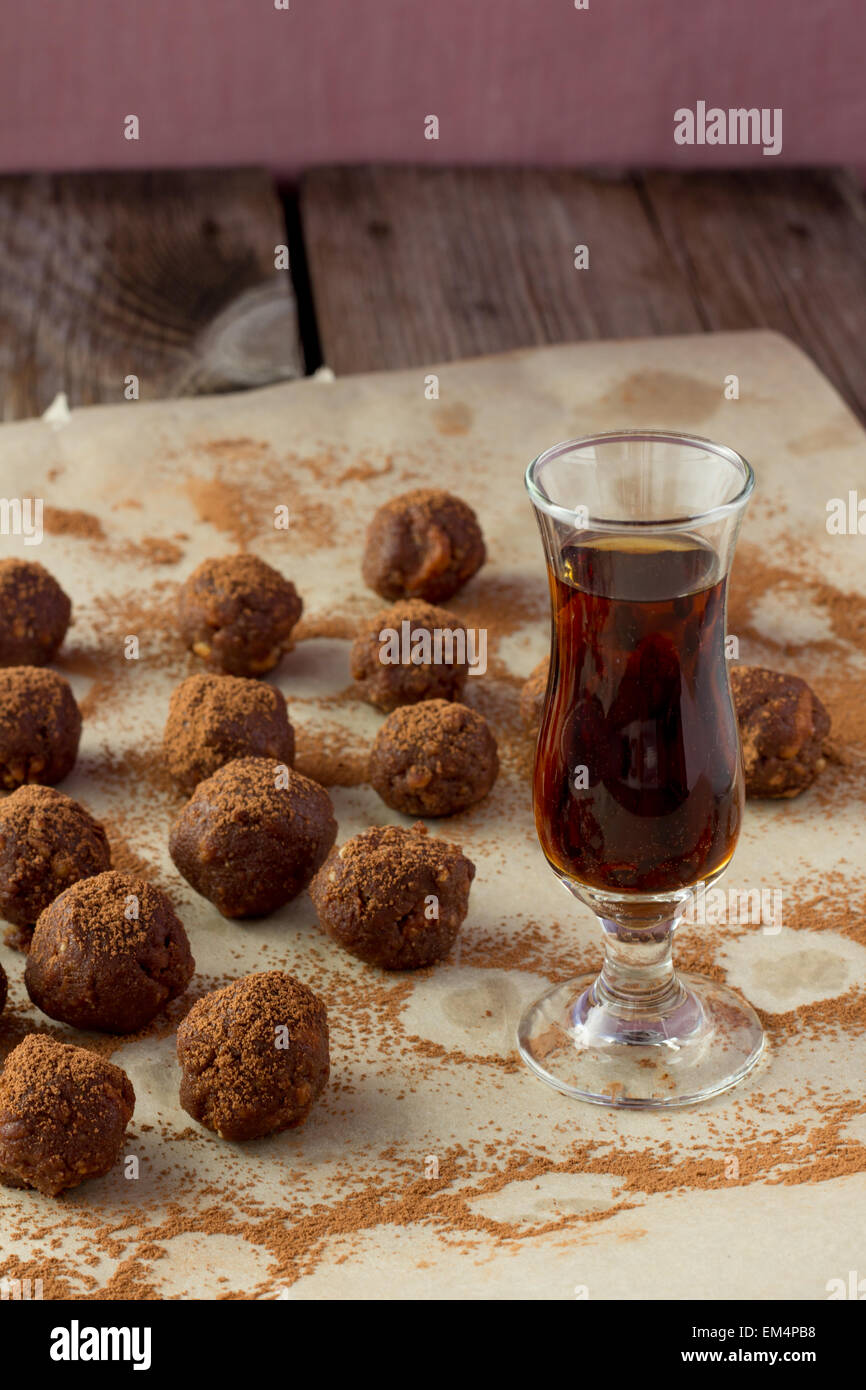 Photo de petit verre de brandy et des bonbons Banque D'Images