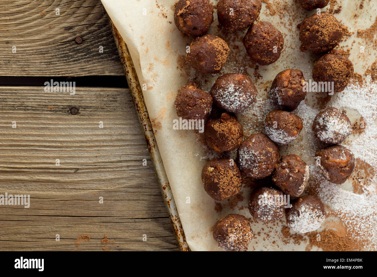 Truffe artisanale plus de balles droite vue de dessus de table en bois Banque D'Images