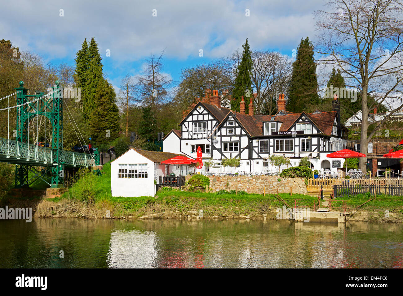 Le Boathouse pub, donnant sur la rivière Severn, Shrewsbury, Shropshire, England UK Banque D'Images