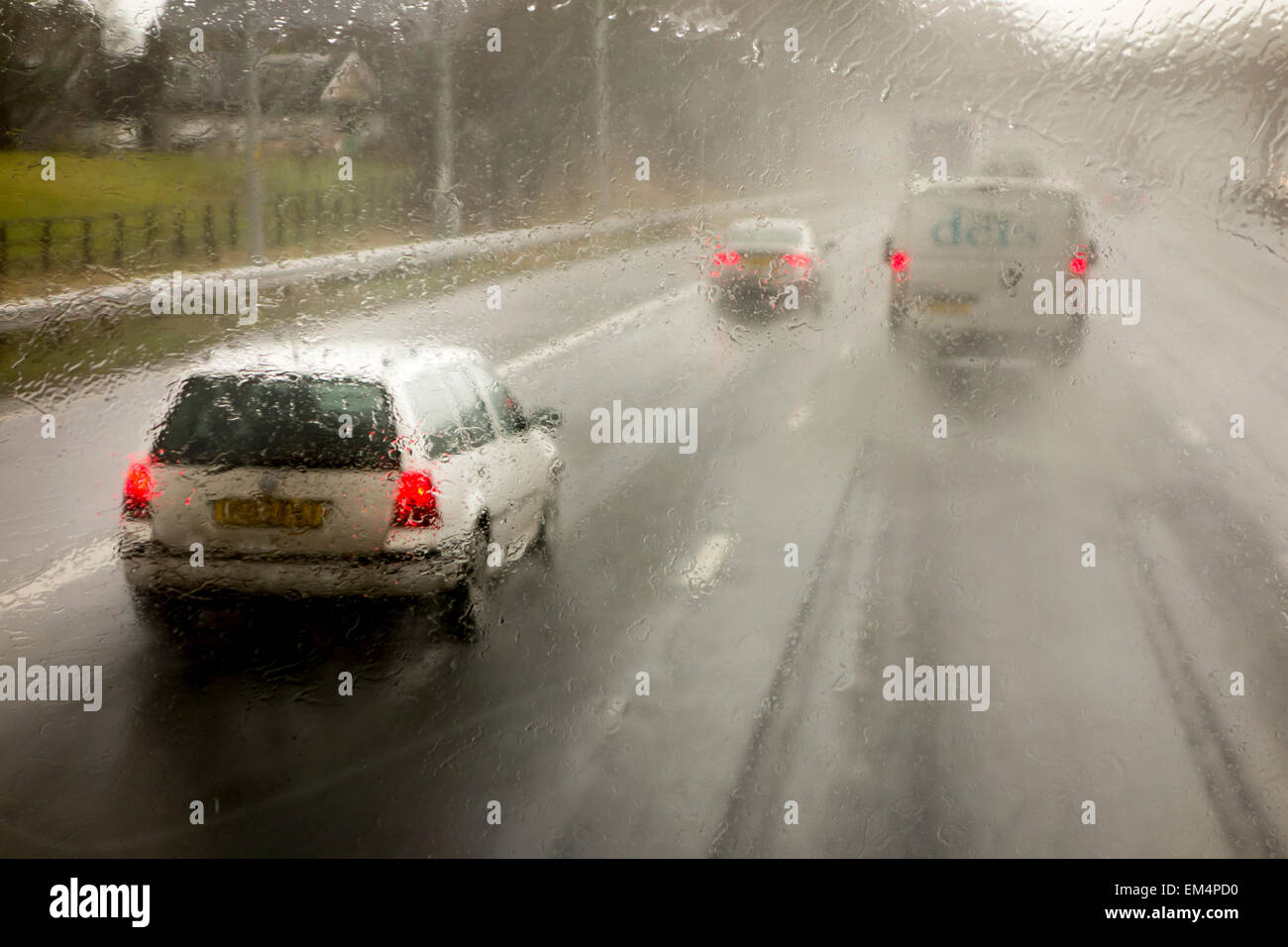Le trafic d'un jour humide sur le M62 Banque D'Images