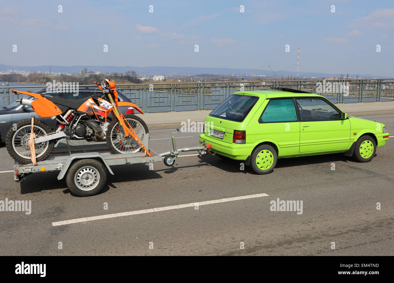 Green Car avec Orange Dirt Bike sur pont Theodor Heuss Banque D'Images
