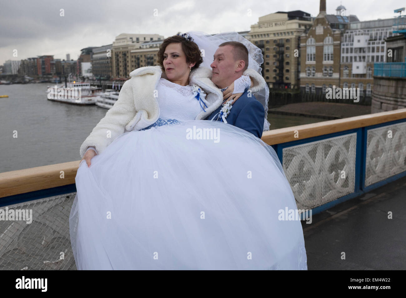 Fédération de jeunes mariés ayant leurs photos de mariage prises sur Tower Bridge, Londres, Royaume-Uni. Il s'agit d'un site commun de voir le russe et d'autres nationalités pré-mariage photographies prises à des sites célèbres de la capitale. Banque D'Images