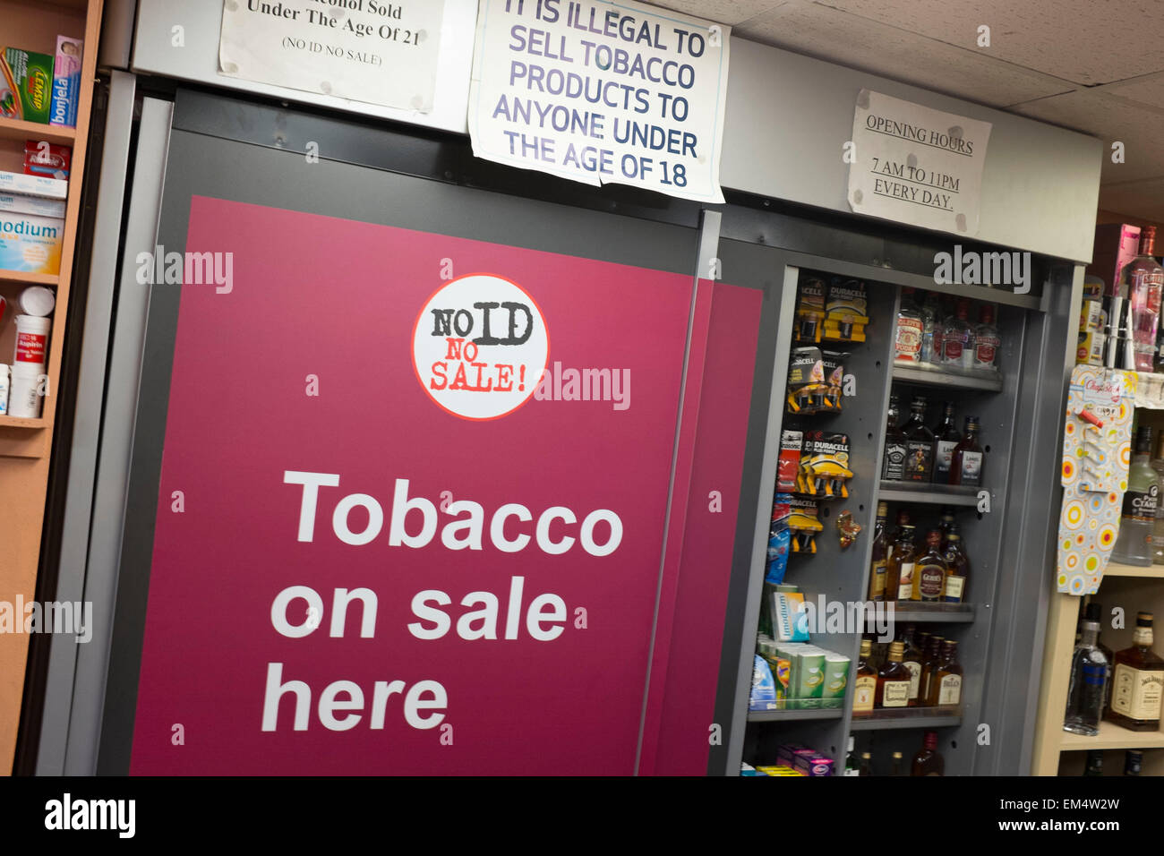 Porte coulissante couvrant le tabac en vente à un petit coin boutique de Londres, Royaume-Uni. Au début de 2015 les nouvelles lois sont entrées dans ce fait tous les petits shop oweners de devoir couvrir les cigarettes et autres produits du tabac dans le cadre d'une initiative en matière de santé. Banque D'Images