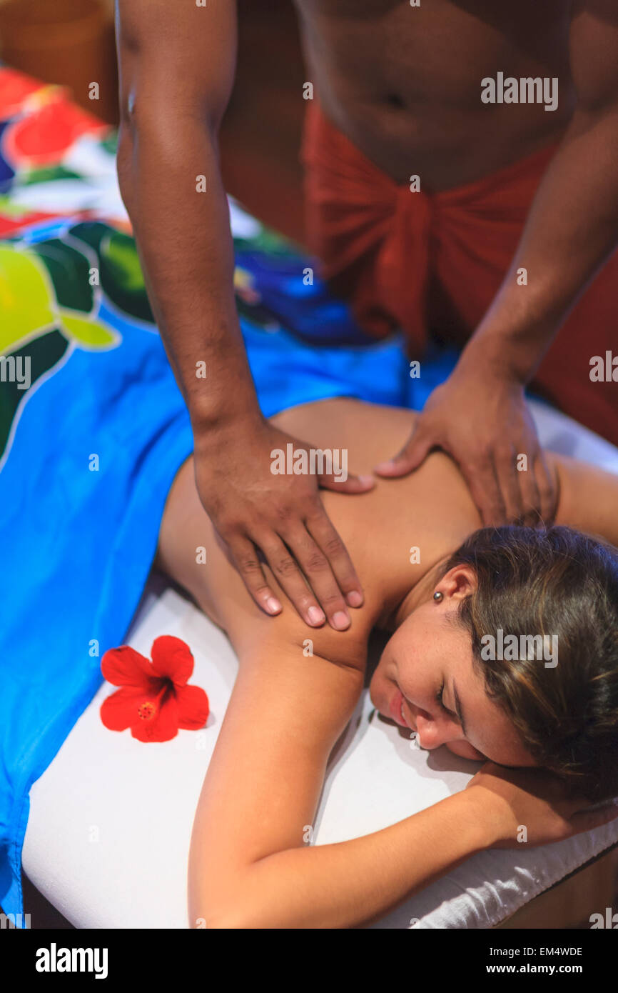 Donner un massage Masseuse tahitienne ; l'île de Moorea, archipel de la société Polynésie Française du Pacifique Sud Banque D'Images