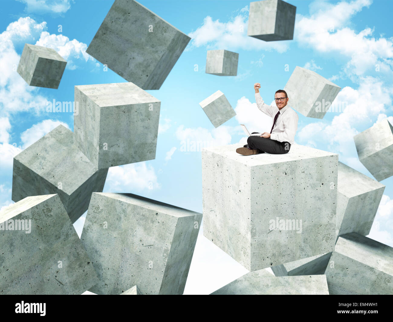 Smiling businessman sur 3d cubes abstrait concret Banque D'Images
