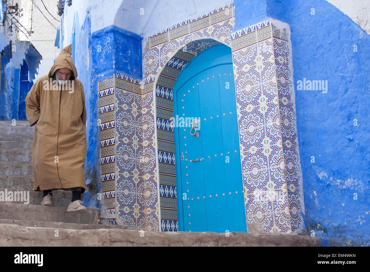 Le berbère homme vêtu de vêtements typiques autour de la porte bleue à Chefchaouen (Chaouen), montagnes du Rif,Maroc,Afrique Banque D'Images