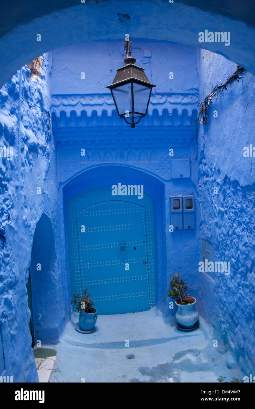 Maison bleu traditionnel avec porte bleue dans la Médina de Chefchaouen (Chaouen), montagnes du Rif,Maroc,Afrique Banque D'Images