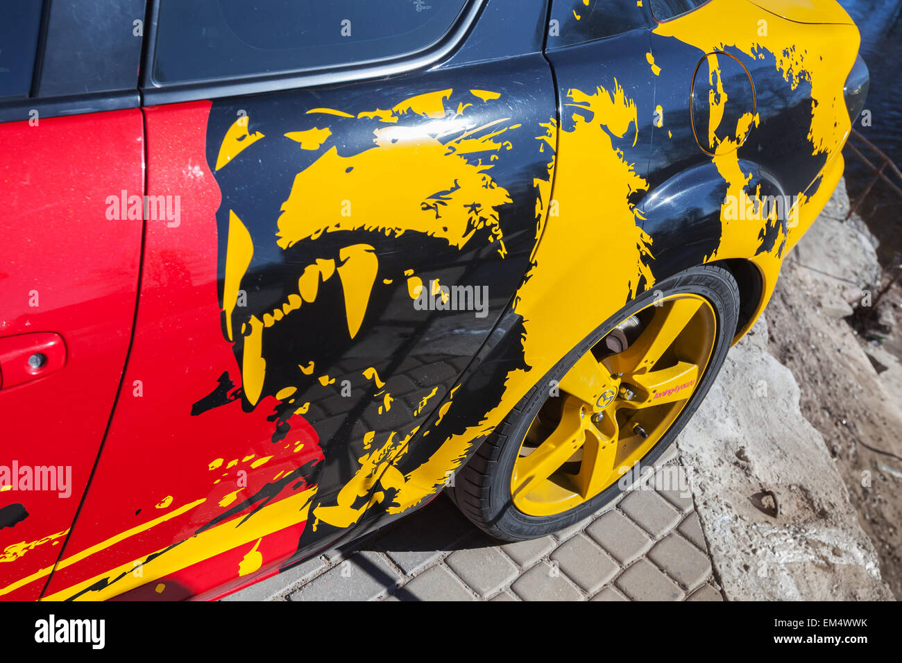 Saint-pétersbourg, Russie - le 11 avril 2015 : Fragment de voiture Mazda sportive avec un prédateur agressif peignant un corps rouge Banque D'Images