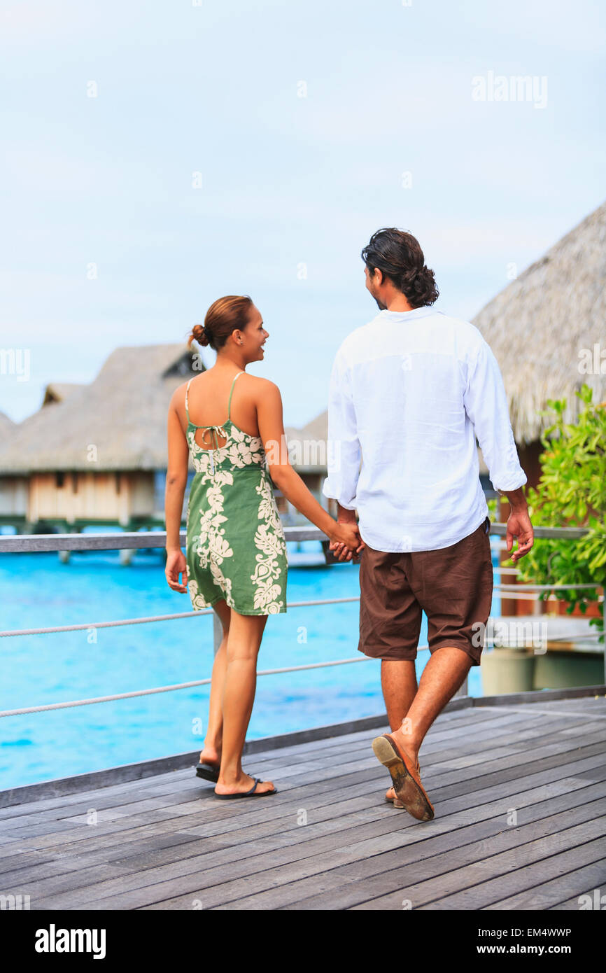 Couple,promenade,miel,Resort,Holding Hands Banque D'Images