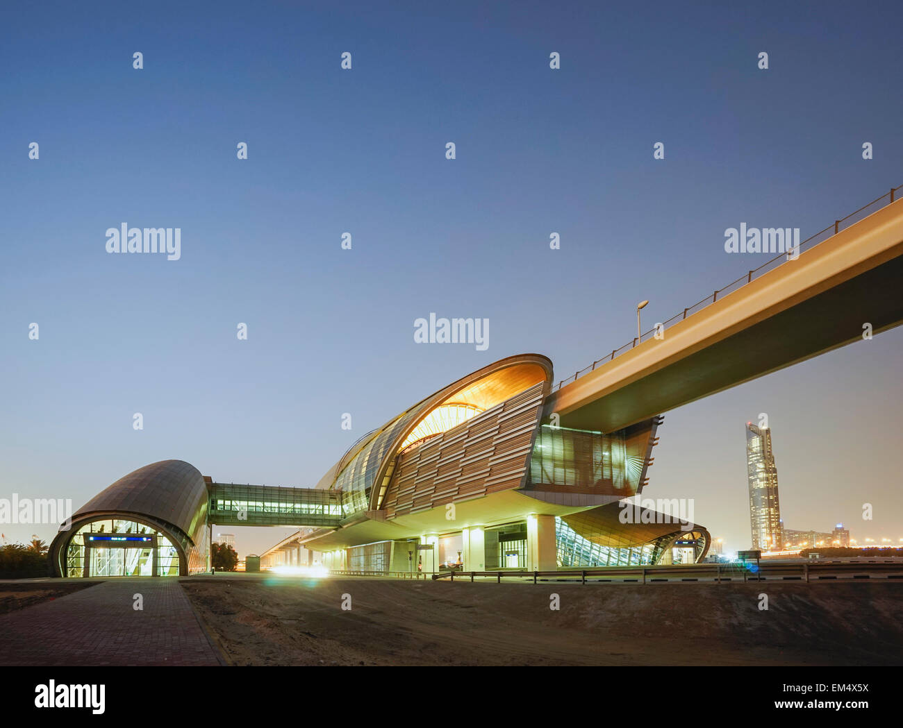 La gare de métro moderne nuit à Dubaï Émirats Arabes Unis Banque D'Images