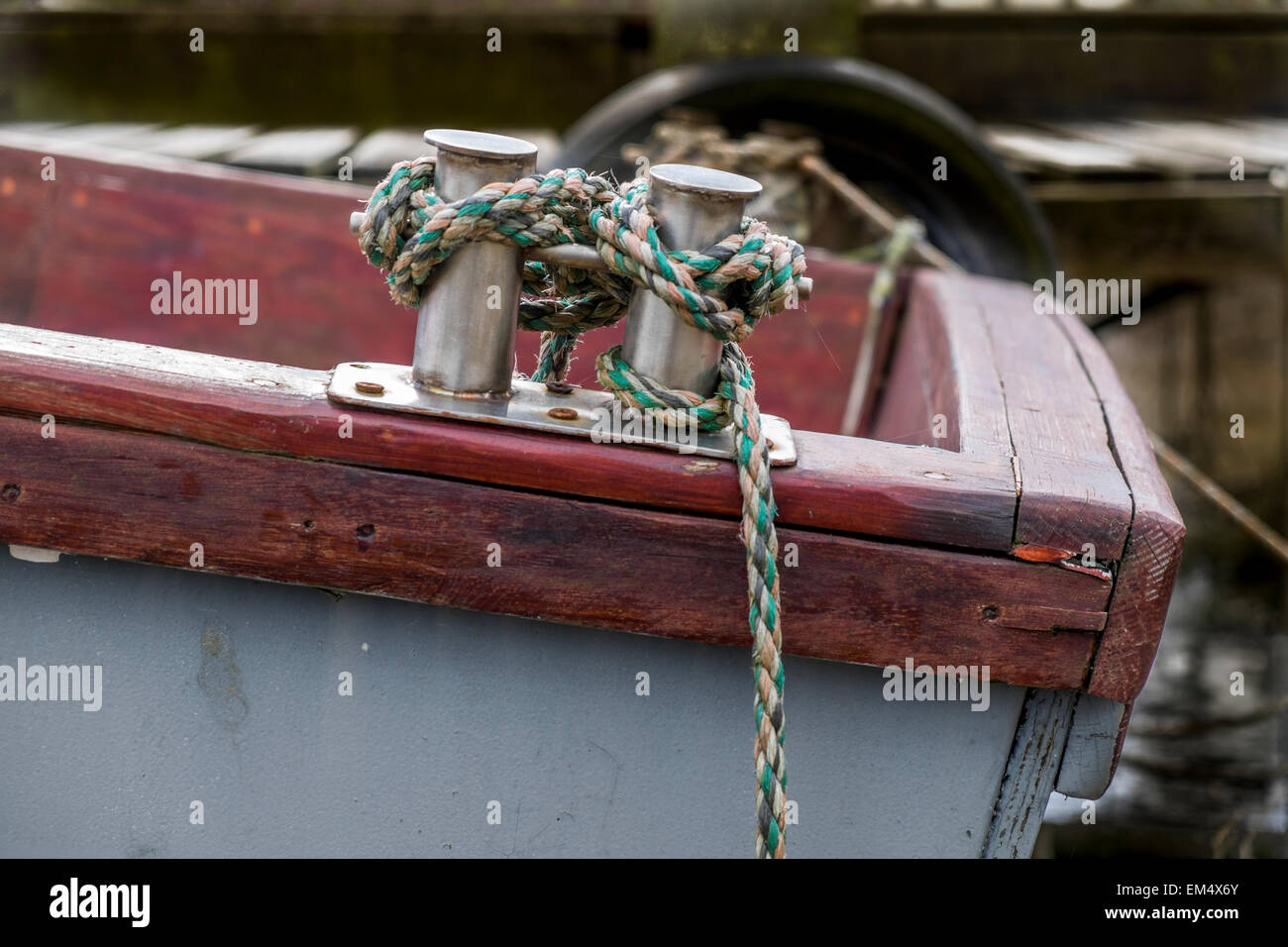 Dos de petit bateau montrant l'étrave d'ancrage avec corde attachée Banque D'Images