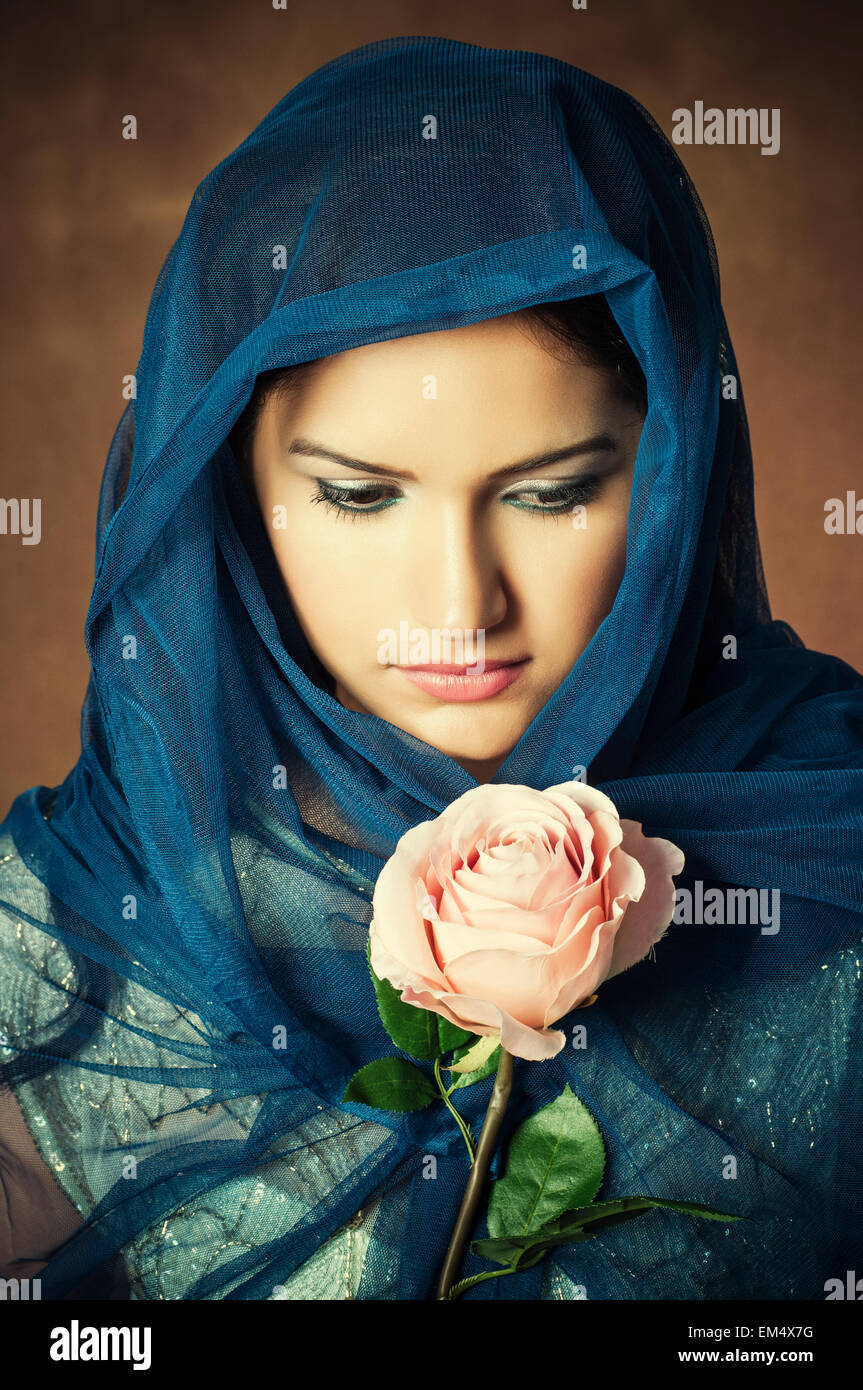 Jeune femme voilée avec une rose rose Photo Stock - Alamy