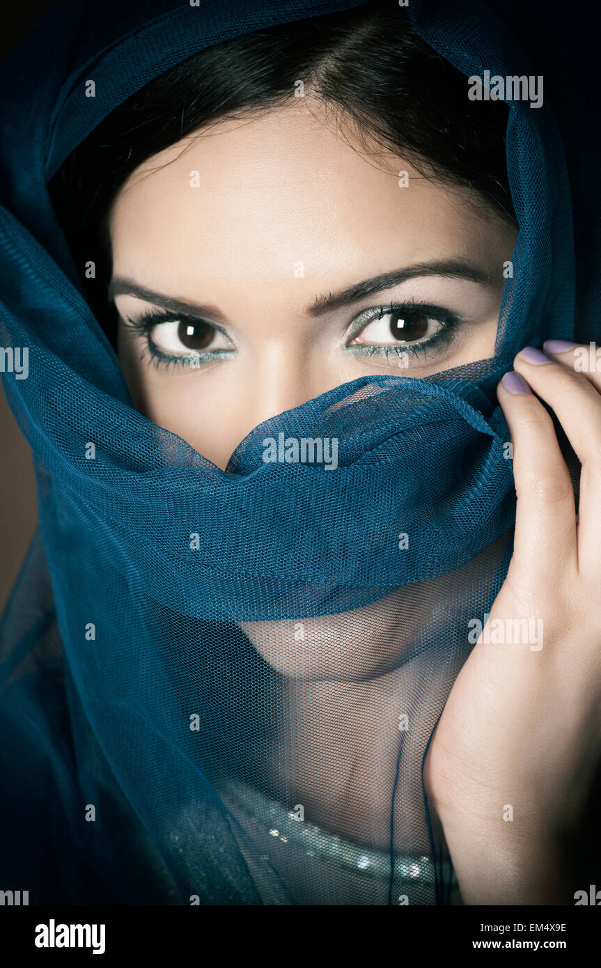 Femme voilée face cacher Banque D'Images