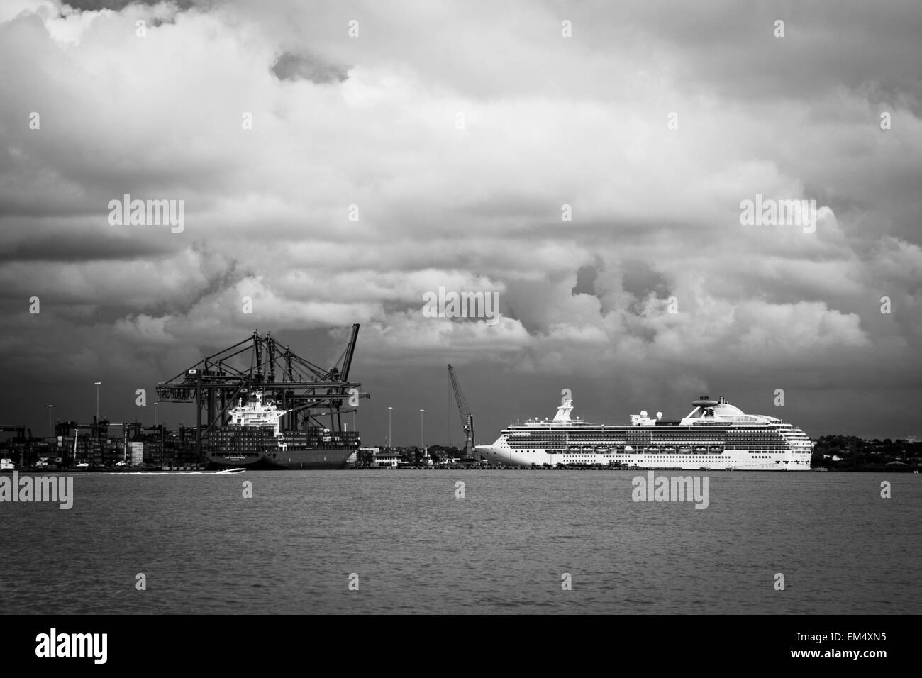 Colombie-britannique, Carthagène, Cruise ship in port Banque D'Images