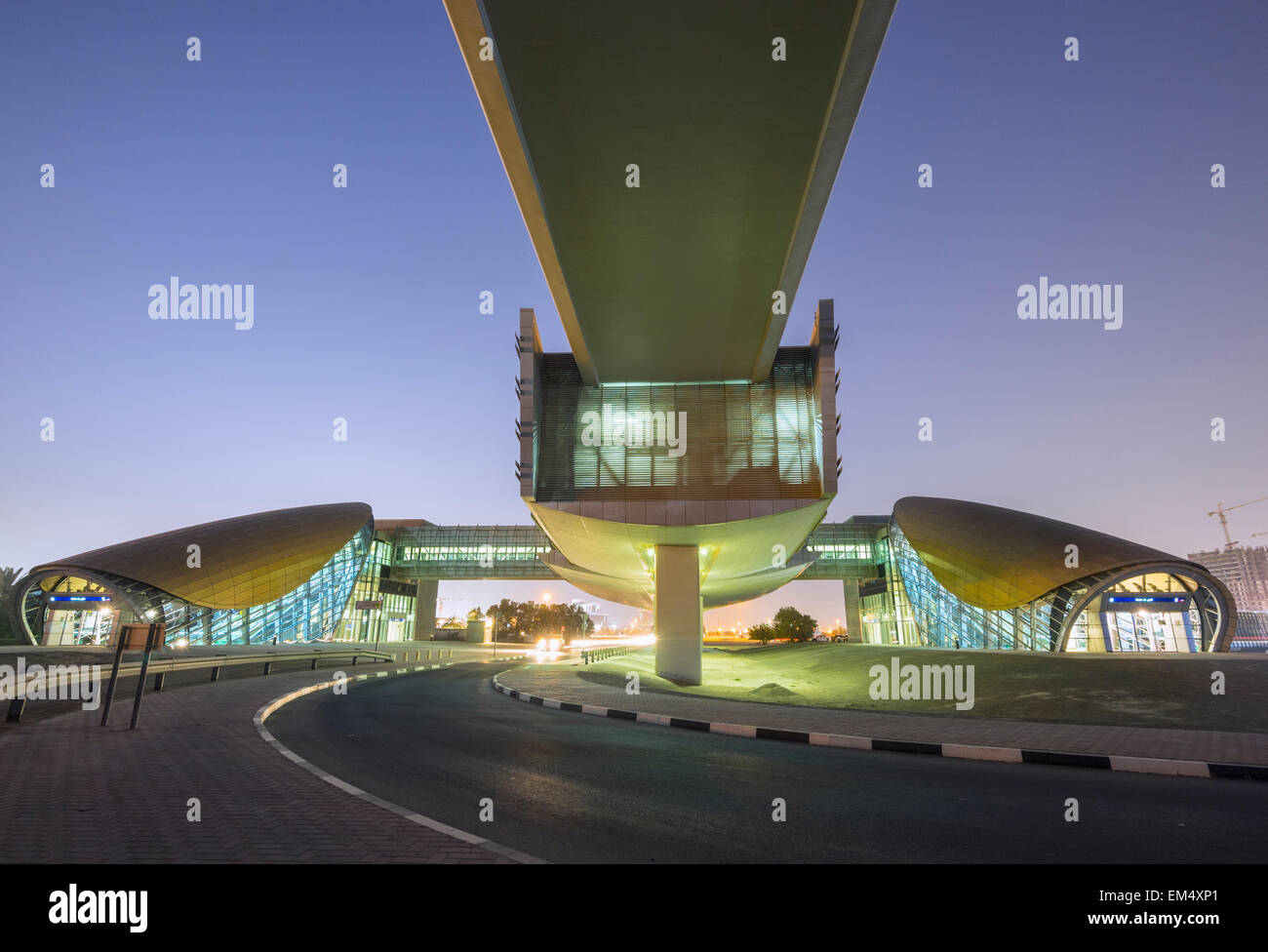 La gare de métro moderne nuit à Dubaï Émirats Arabes Unis Banque D'Images
