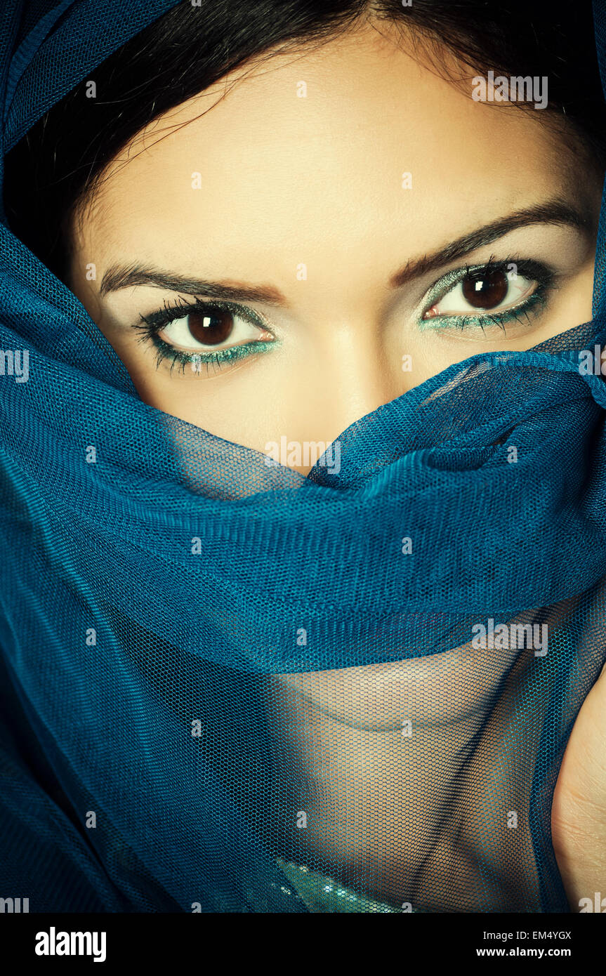 Femme voilée face cacher Banque D'Images