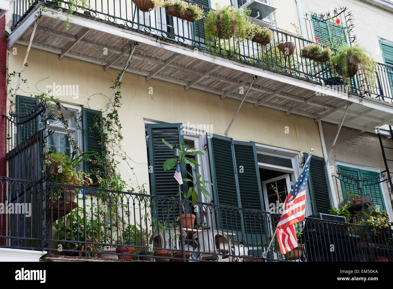 Immeuble résidentiel avec balcons et drapeau américain ; la Louisiane, La Nouvelle-Orléans, États-Unis Banque D'Images