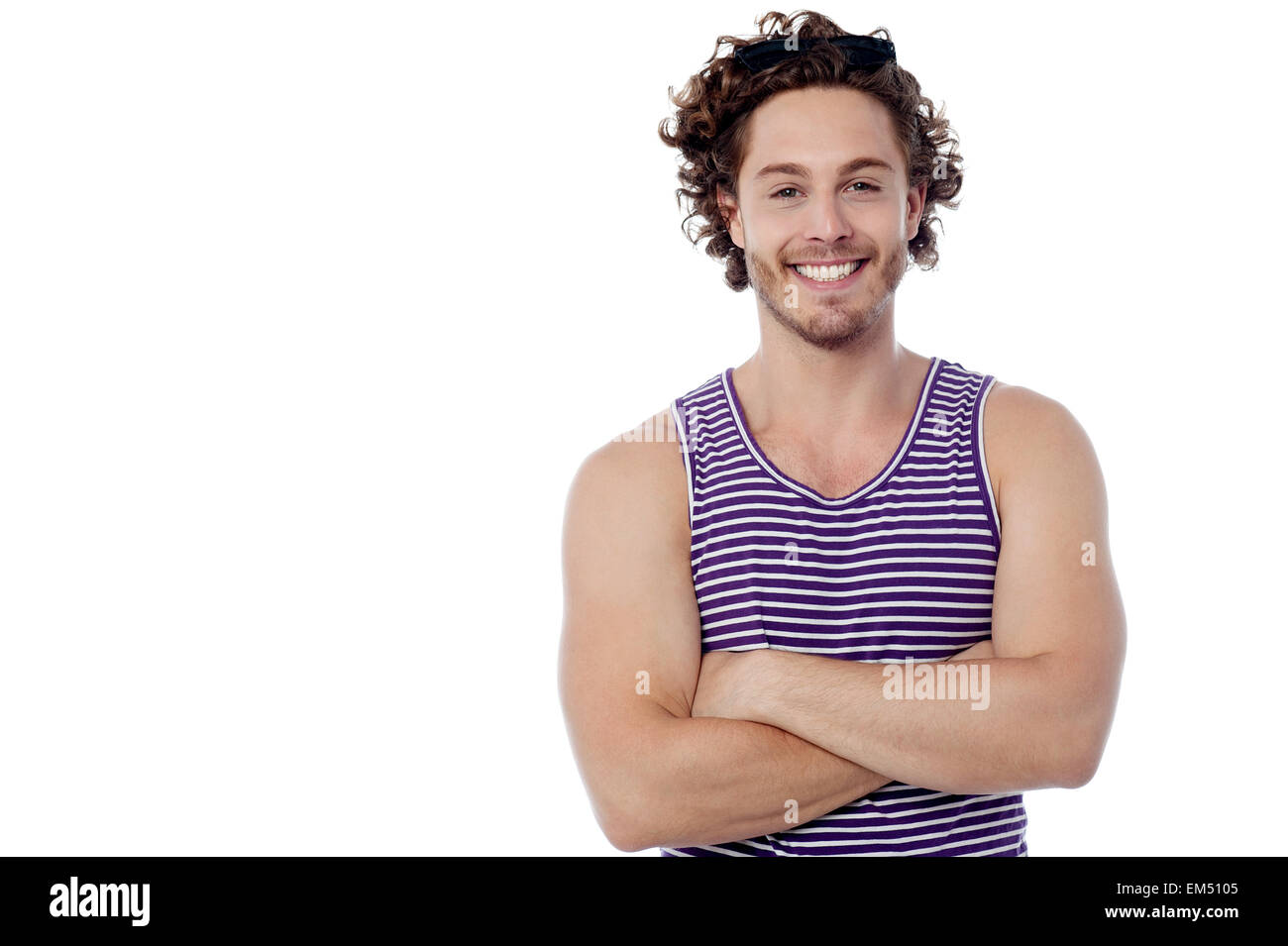 Smiling young guy posant négligemment Banque D'Images