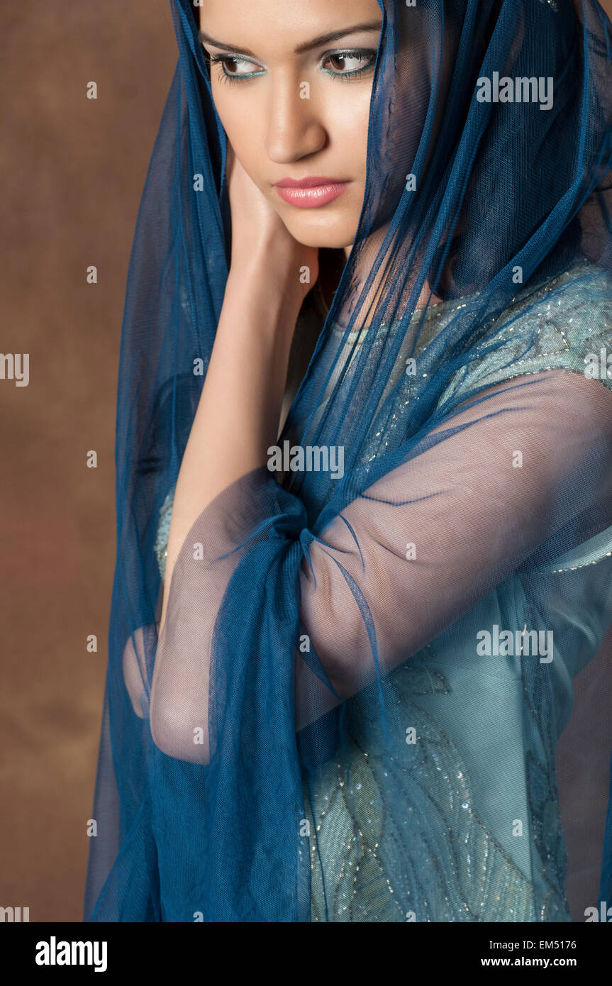 Femme avec mousseline bleu Banque D'Images