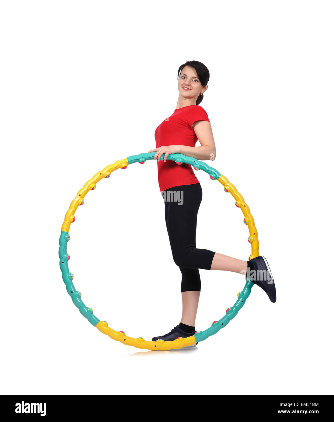 Belle femme debout avec la couleur du hula hoop Banque D'Images