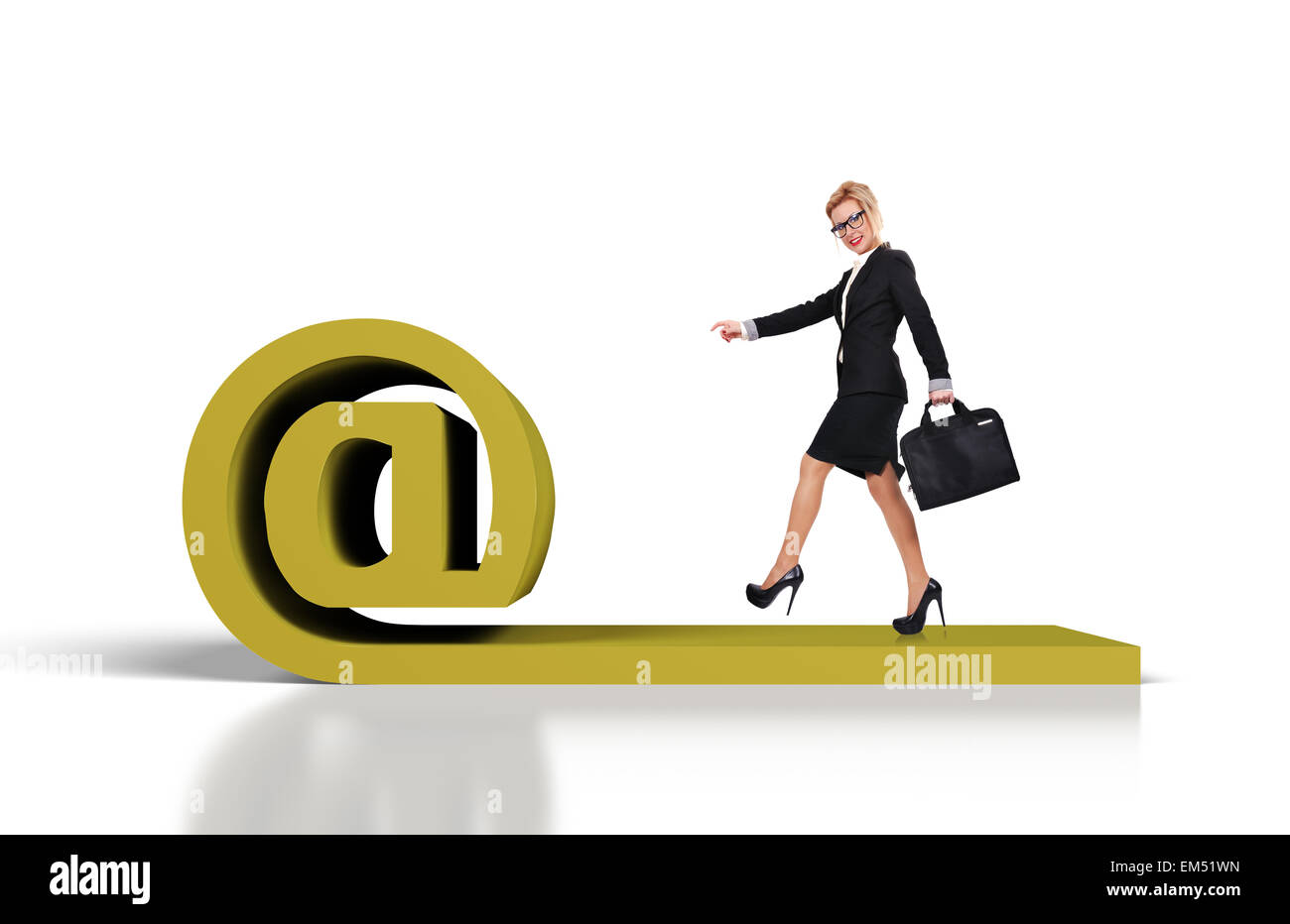 Businesswoman walking with briefcase sur symbole e-mail Banque D'Images