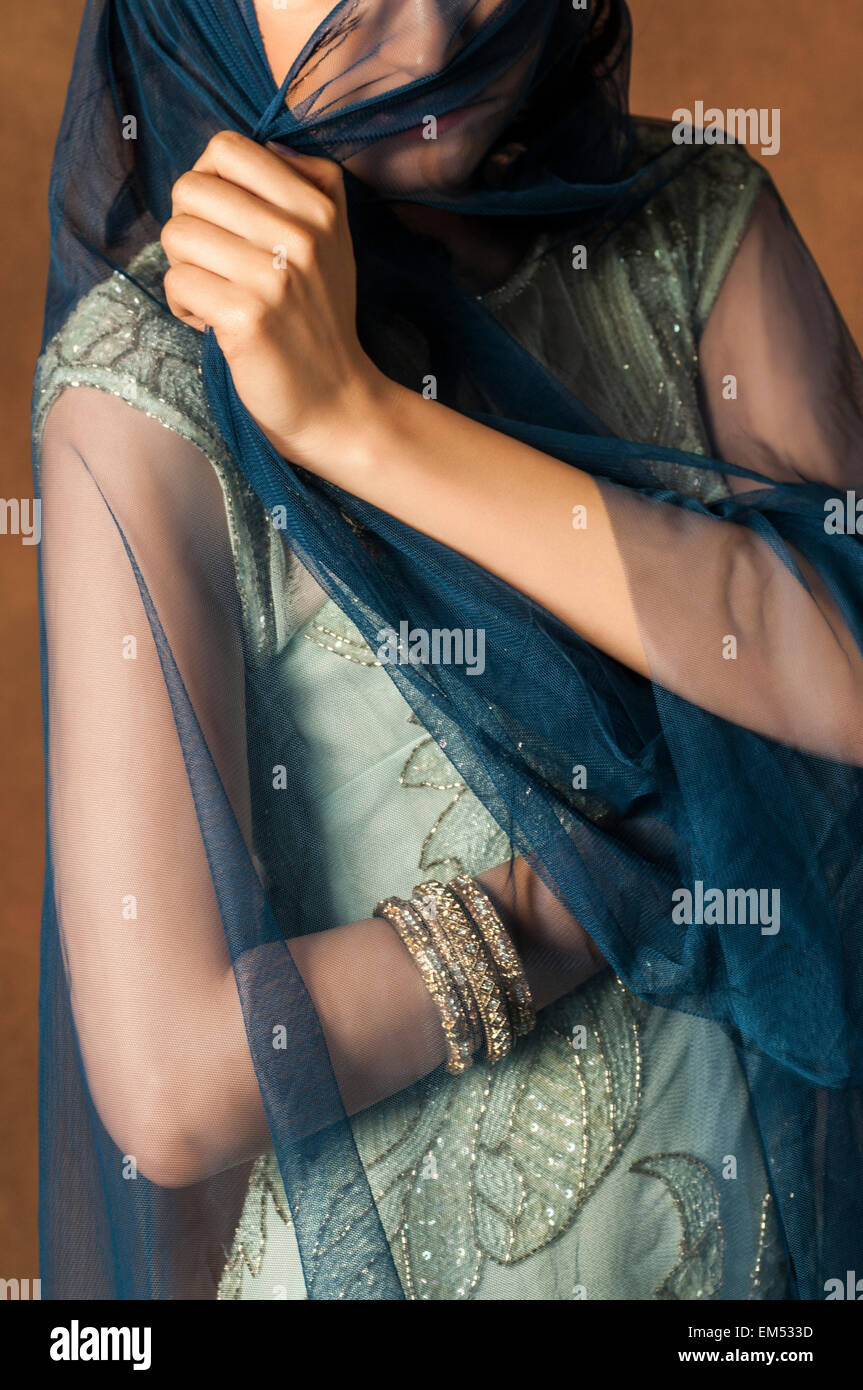 Femme avec mousseline bleu Banque D'Images