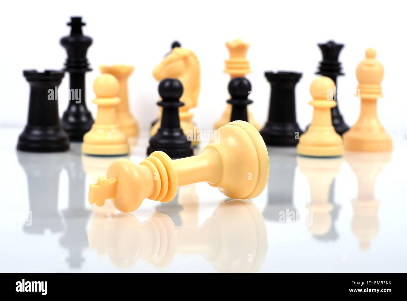 King chess mate blanche sur fond blanc Banque D'Images