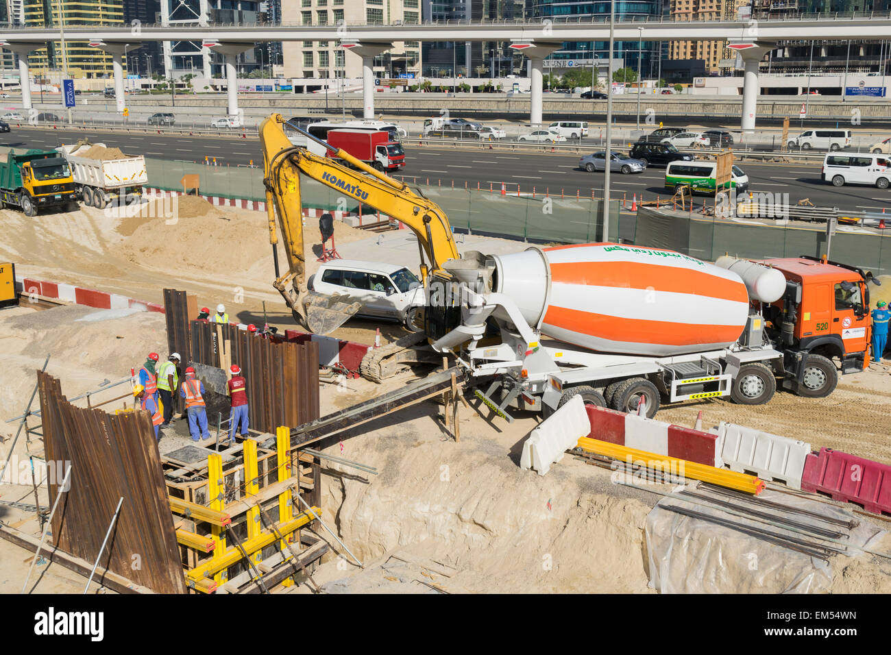 Site de construction à côté de la route Sheikh Zayed à Dubaï Émirats Arabes Unis Banque D'Images