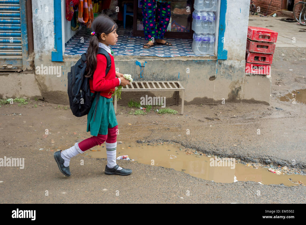 Jeune fille népalaise à revenir à la maison de l'école Banque D'Images