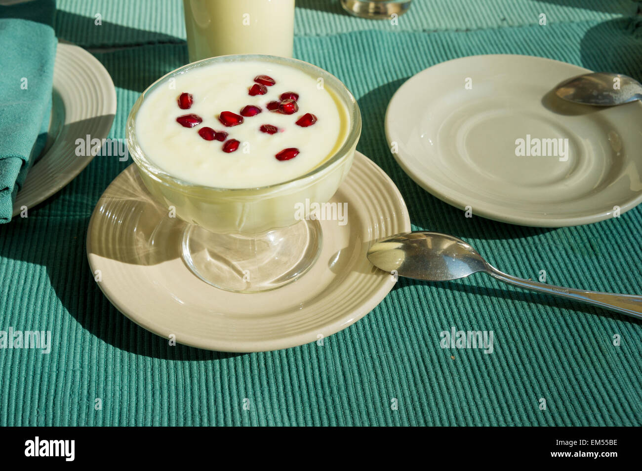 Yaourt népalais avec graines de grenade Banque D'Images