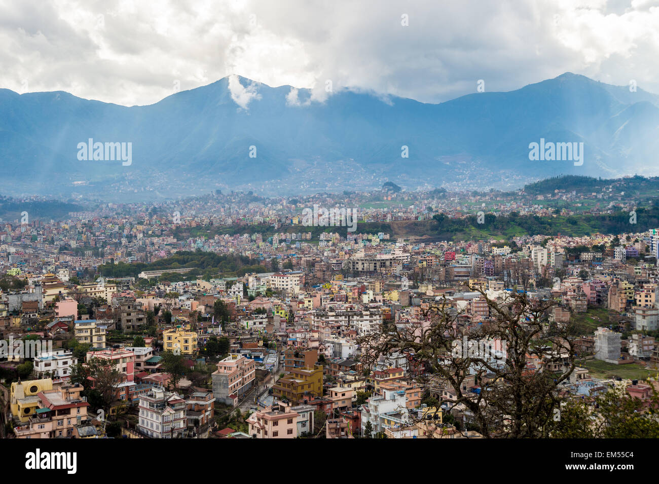 Vue de la vallée de Katmandou avec montagnes en arrière-plan Banque D'Images