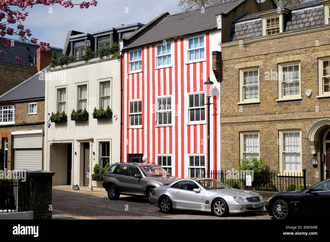 Une vue générale d'une maison peinte en rouge et blanc. Banque D'Images