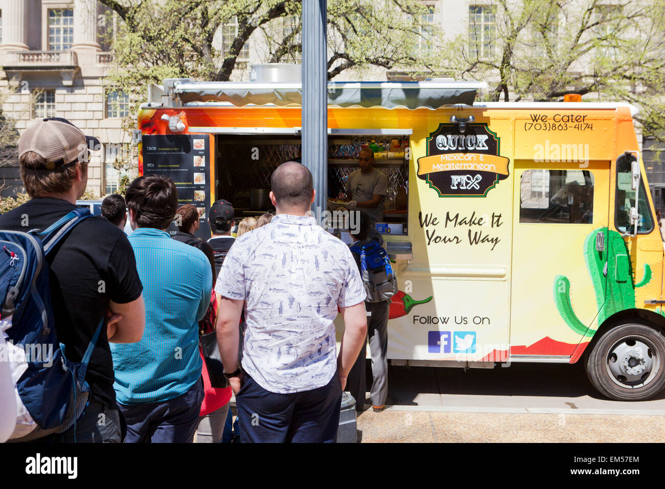 Les gens en file d'attente jusqu'à un camion alimentaire urbaine - USA Banque D'Images