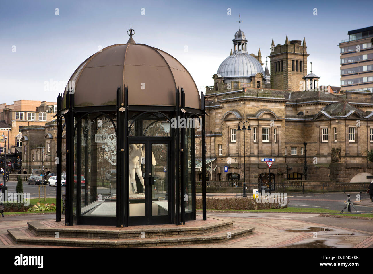 Royaume-uni, Angleterre, dans le Yorkshire, Harrogate, Crescent Gardens, statue en pergola en face de bains royaux en hiver Banque D'Images
