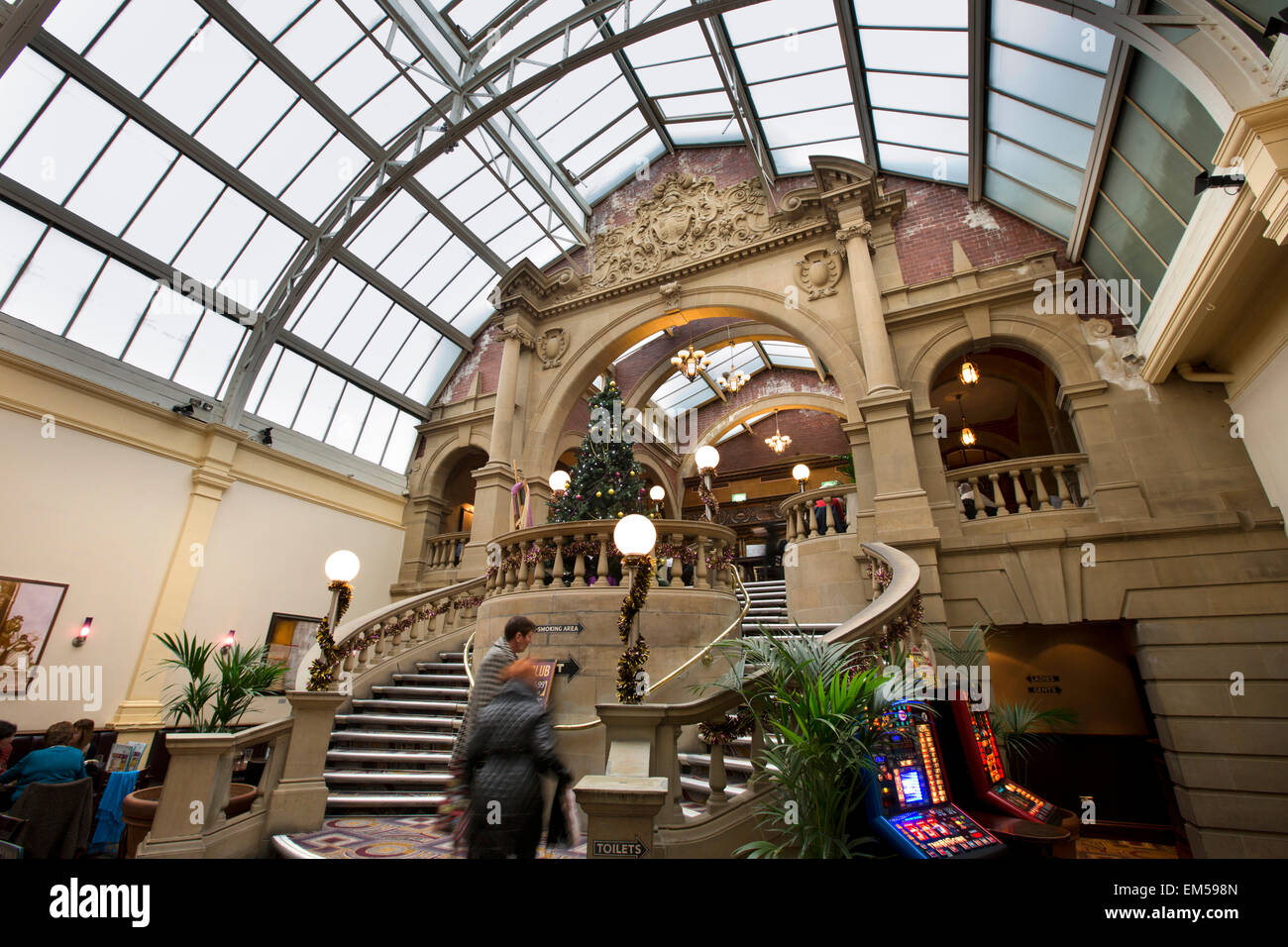 Royaume-uni, Angleterre, dans le Yorkshire, Harrogate, jardins d'hiver original Wetherspoons et escalier toit vitré Banque D'Images
