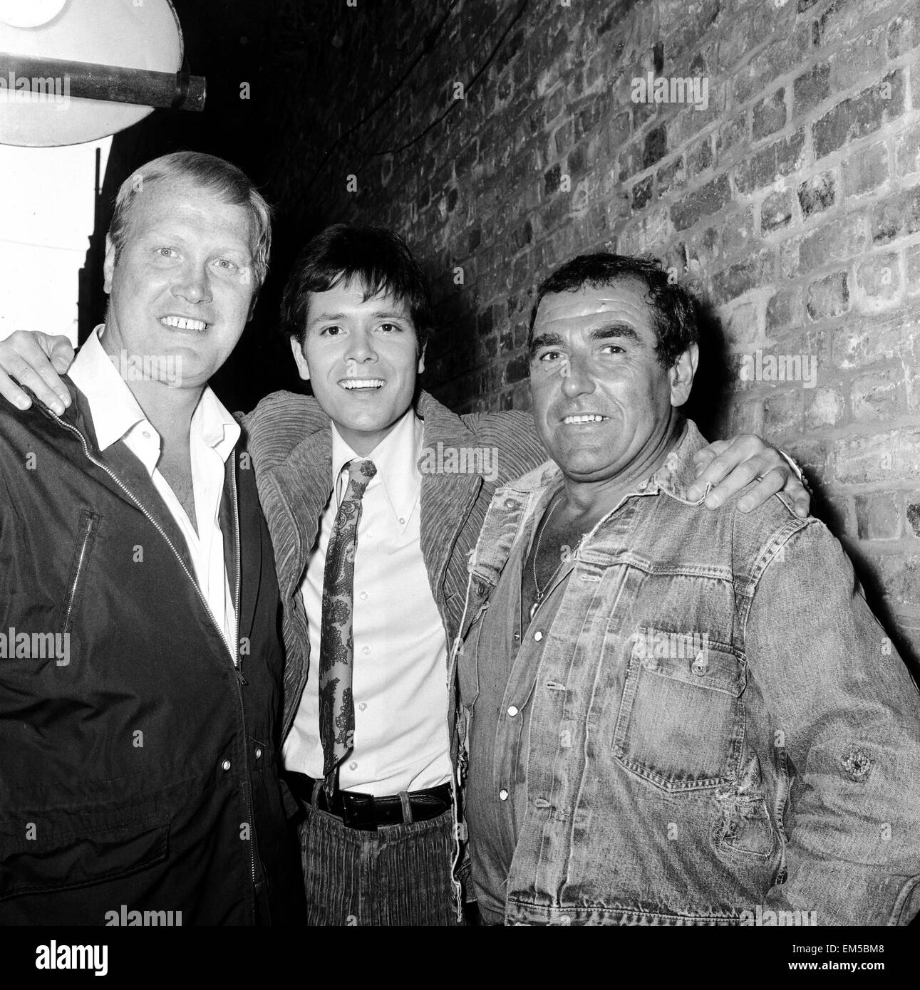 Cliff Richard faisant ses propres cascades sur le tournage de "deux un penny", le 27 juillet 1967. Avec deux "voyous", Nosher Powell (à gauche) et George Fisher (droite). Banque D'Images