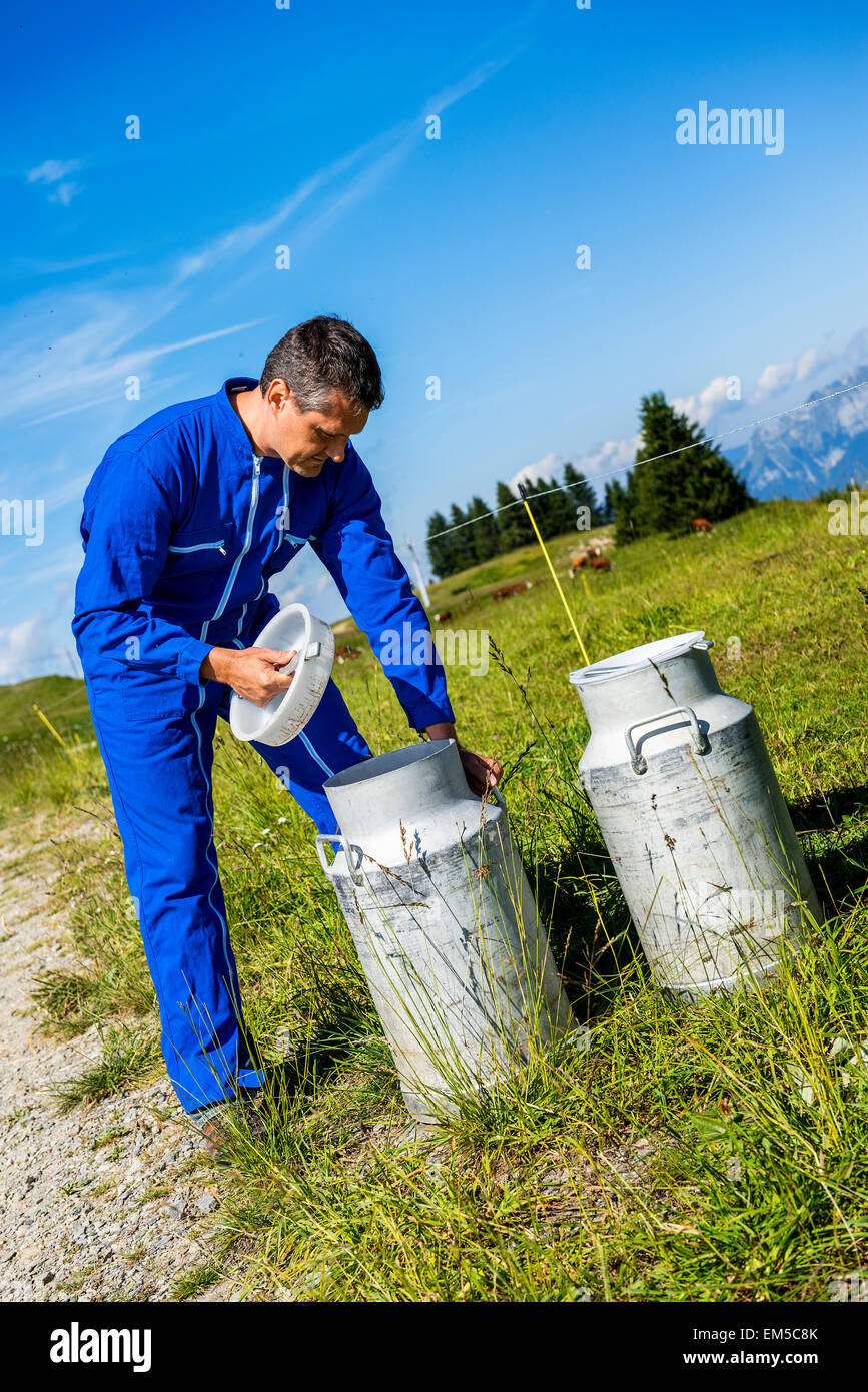 Agriculteur avec les contenants de lait Banque D'Images