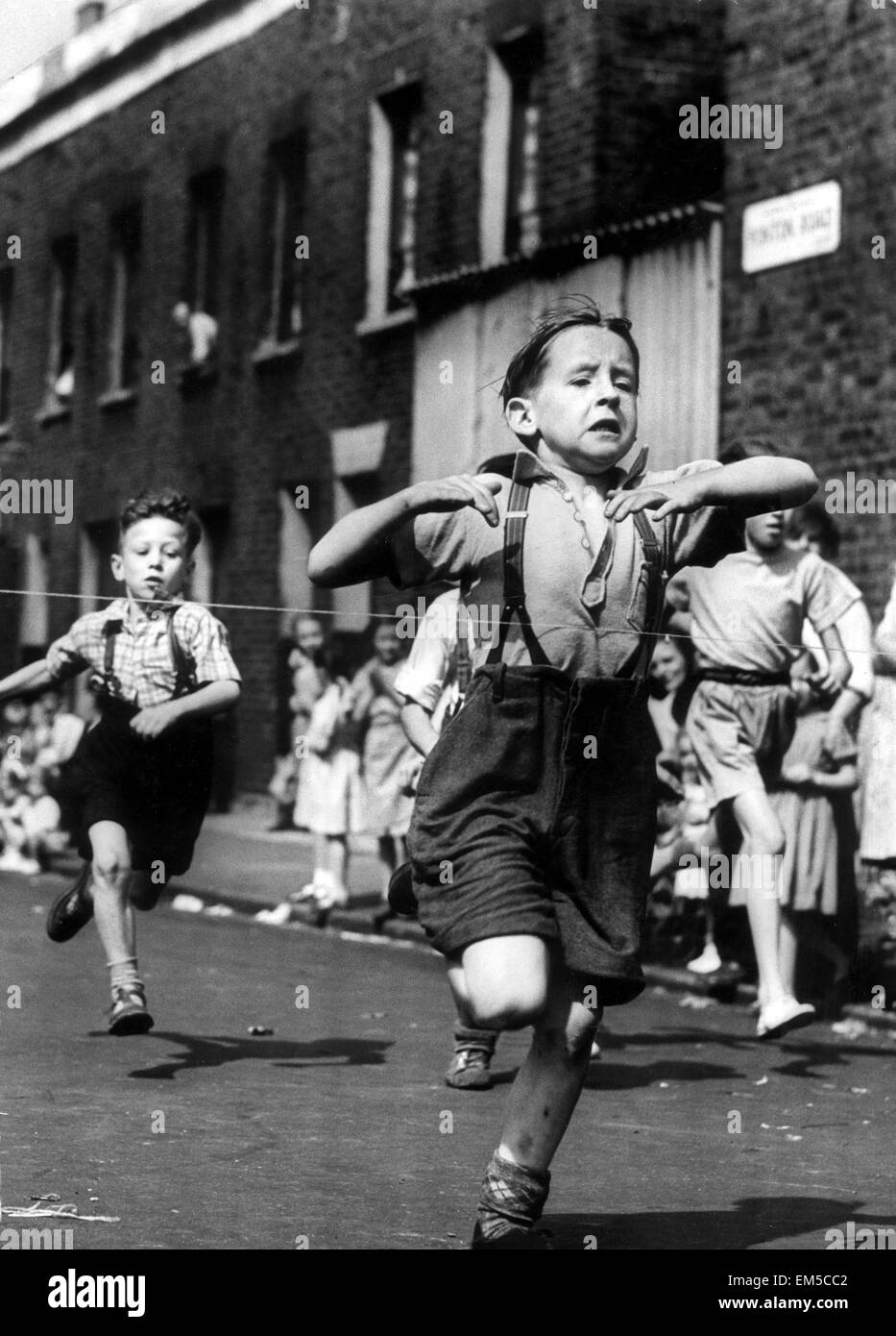 Enfants participant à la "Route des Jeux Olympiques de ponton dans neuf Elms, Londres. 29 juin 1952. Banque D'Images