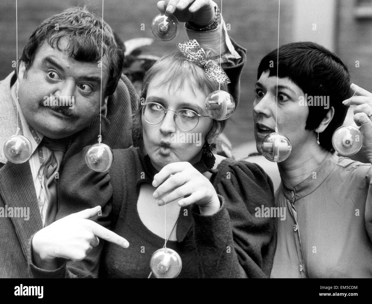 Stars de la comédie de situation télévisée 'Hi de Hi' de gauche à droite : Paul Shane, Su Pollard et Ruth Madoc posant avec leurs yoyos. 29 janvier 1982. Banque D'Images