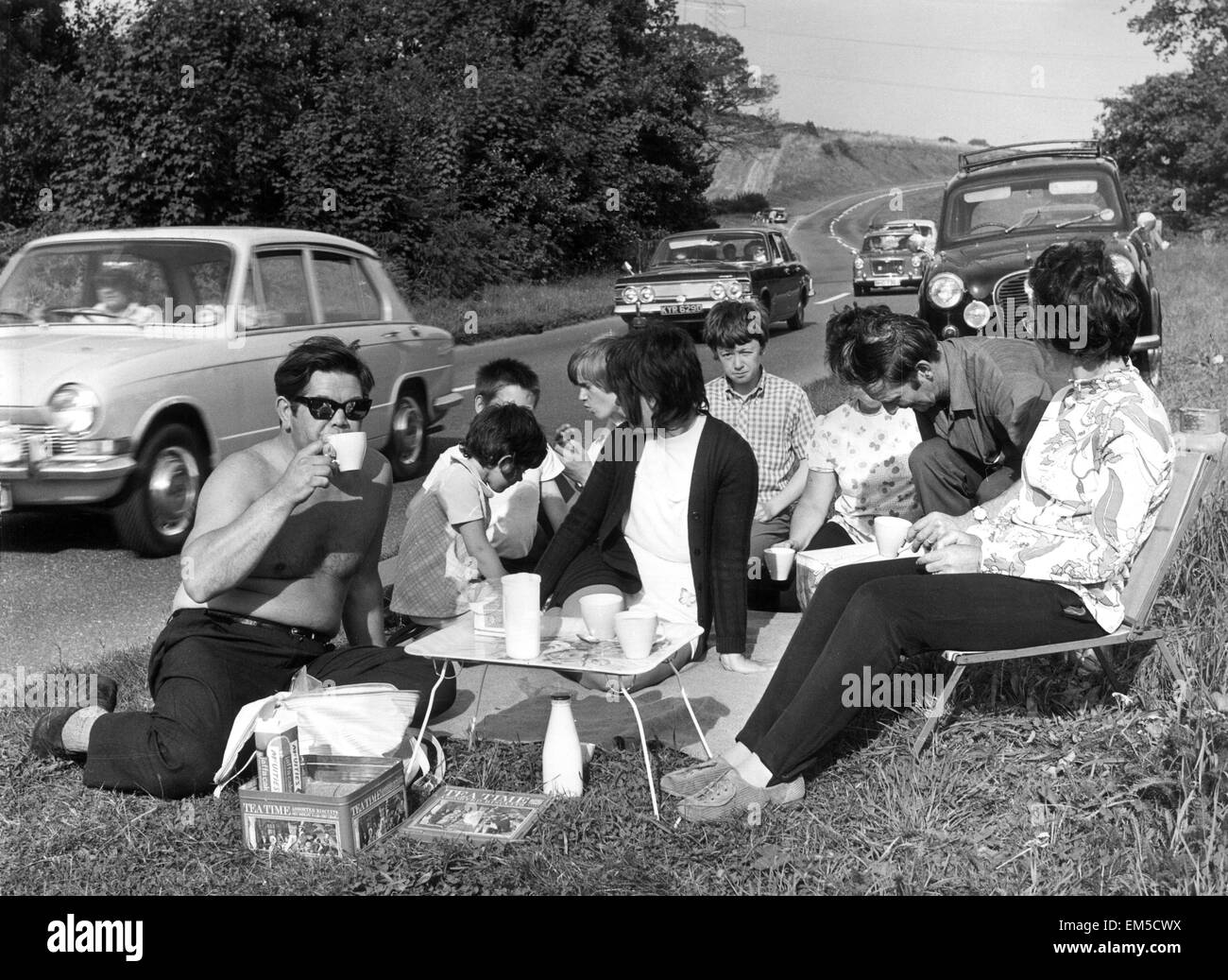 La famille Williams picnicing sur la principale route de Plymouth à Newton Abbot. 29 août 1971. Banque D'Images