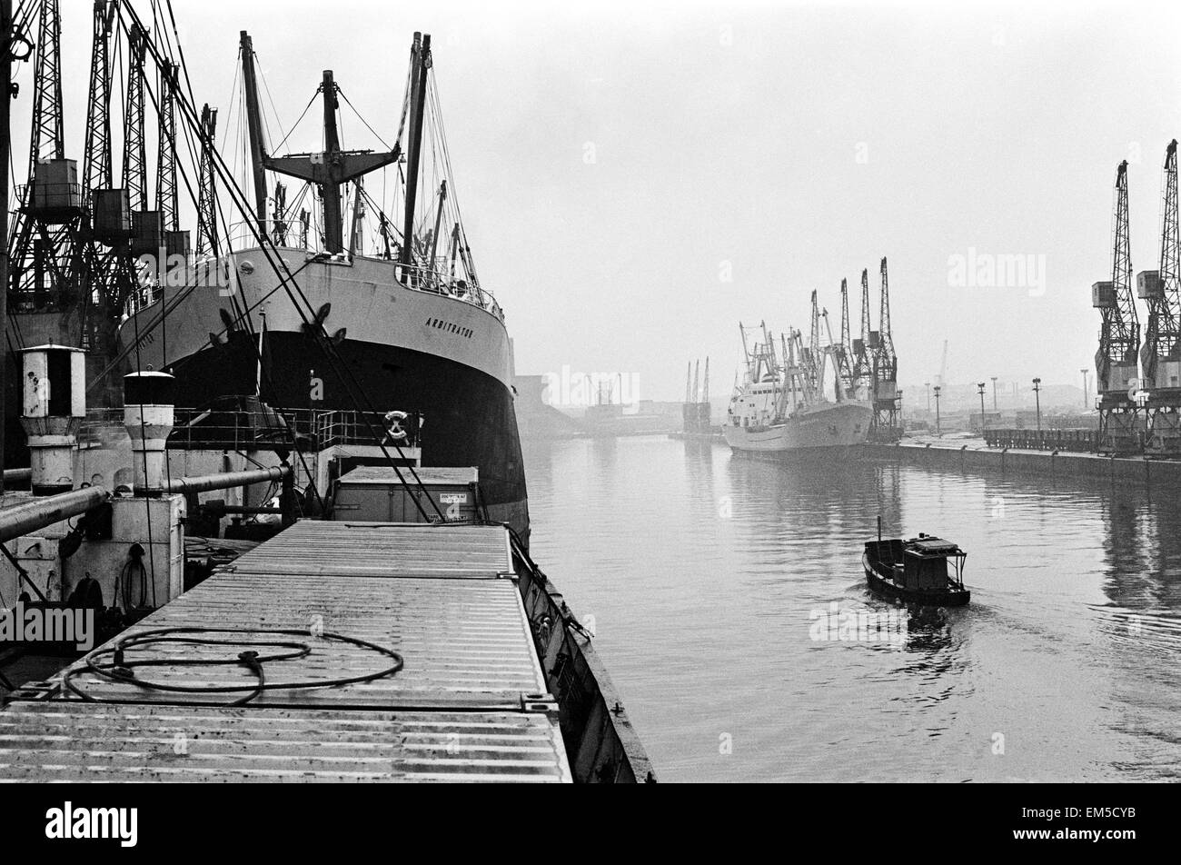 Le déchargement des navires dans les docks à Manchester a vu à travers la brume Mai 1967. Banque D'Images