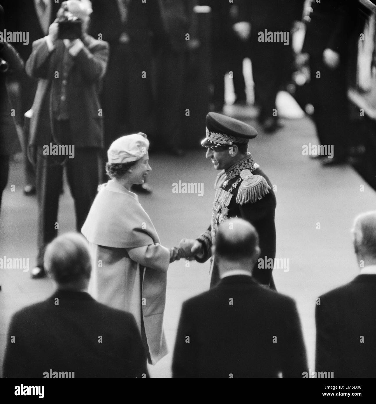 Mohammad-Reza Shah Pahlavi, le Shah d'Iran, avec la reine Elizabeth II lors de sa visite en Grande-Bretagne. 5e mai 1959. Banque D'Images